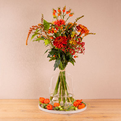 Herfstboeket bloemen met bessen