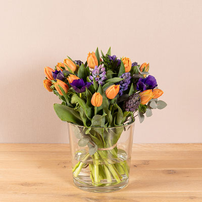 Paars en oranje voorjaarsboeket Paars en oranje voorjaarsboeket